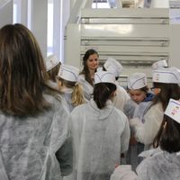 Les CM2 en pleine visite du moulin