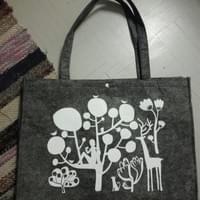 Tilauskuvitus huopakassiin