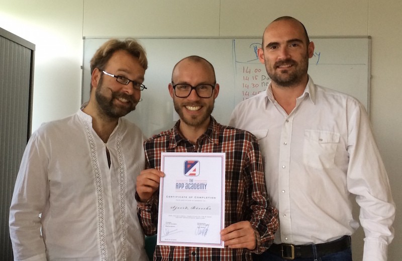 Sjoerd met certificaat na afronding bootcamp iOS development. Sjoerd met certificaat na afronding bootcamp iOS development.