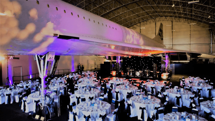 firemní akce večírek vánoční výročí oslava výroční setkání netradiční prostor místo hangar party letiště firemní akce večírek vánoční výročí oslava výroční setkání netradiční prostor místo hangar party letiště