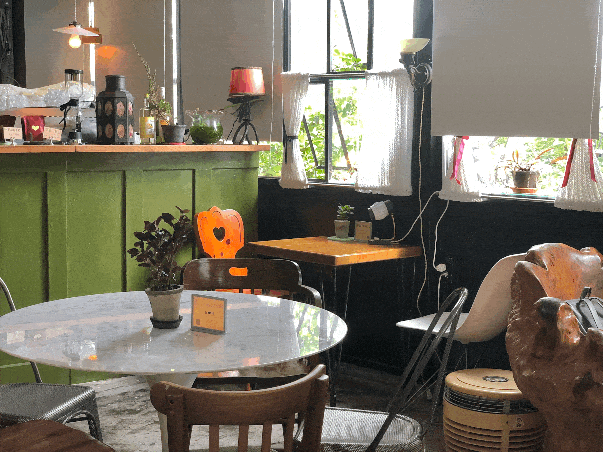 士林社子島的Black Heart Cafe,古董倉庫中遺世獨立的咖啡廳,室內風格明亮繽紛,復古又讓人感到舒服的木質色調 士林社子島的Black Heart Cafe,古董倉庫中遺世獨立的咖啡廳,室內風格明亮繽紛,復古又讓人感到舒服的木質色調