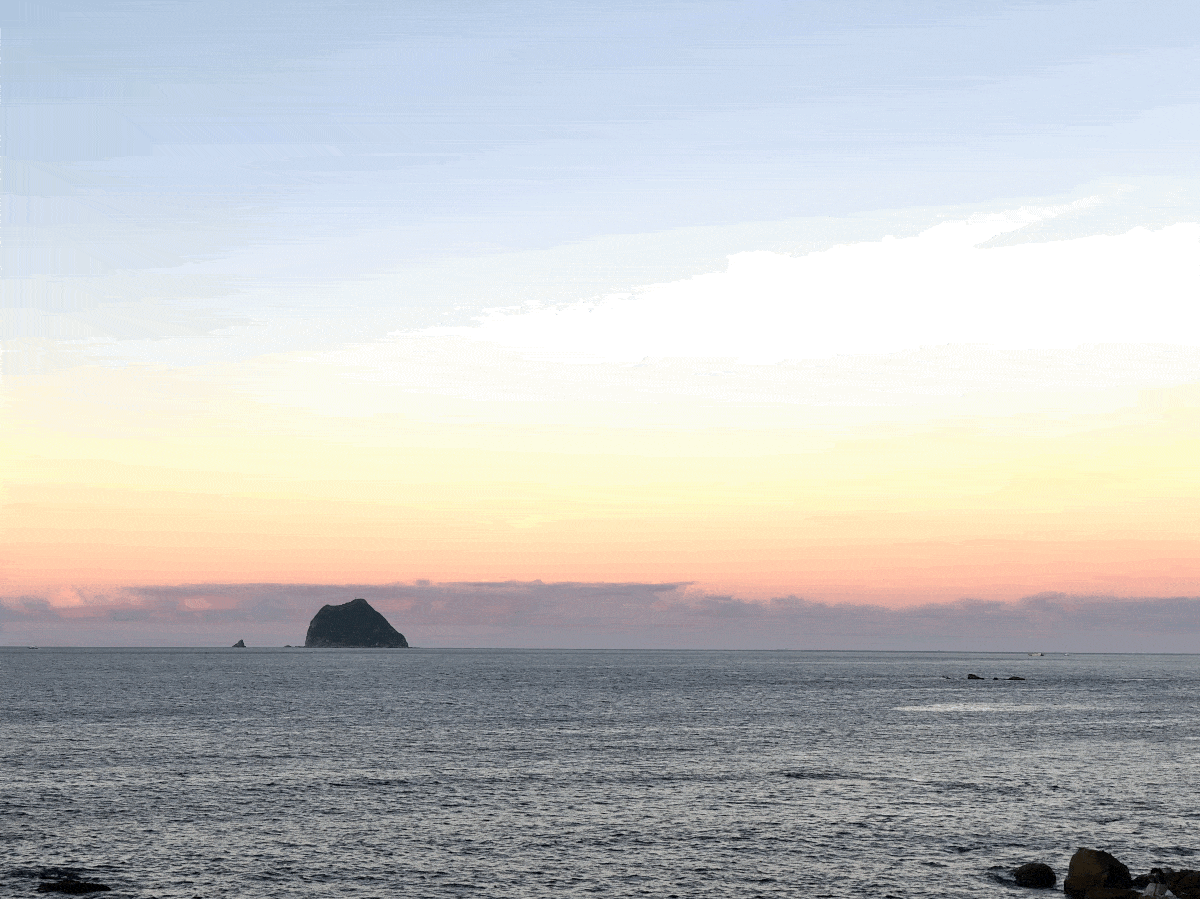 基隆外木山海濱步道傍晚夕陽斜下,籠罩在一片橘紅 基隆外木山海濱步道傍晚夕陽斜下,籠罩在一片橘紅