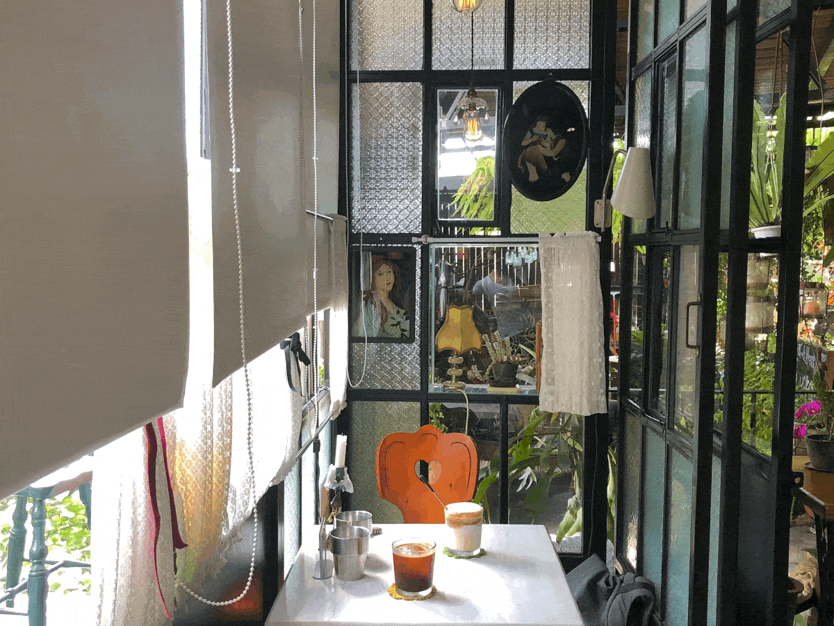 士林社子島的Black Heart Cafe,古董倉庫中遺世獨立的咖啡廳,室內風格明亮繽紛,復古又讓人感到舒服的木質色調 士林社子島的Black Heart Cafe,古董倉庫中遺世獨立的咖啡廳,室內風格明亮繽紛,復古又讓人感到舒服的木質色調