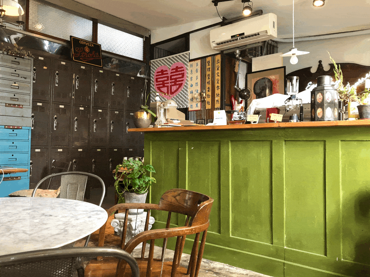 士林社子島的Black Heart Cafe,古董倉庫中遺世獨立的咖啡廳,室內風格明亮繽紛,復古又讓人感到舒服的木質色調 士林社子島的Black Heart Cafe,古董倉庫中遺世獨立的咖啡廳,室內風格明亮繽紛,復古又讓人感到舒服的木質色調