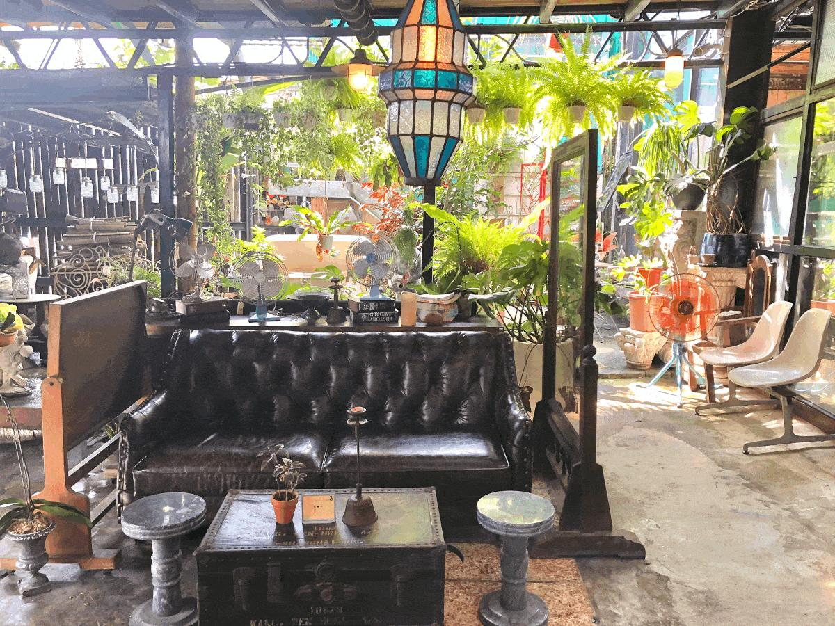 士林社子島的Black Heart Cafe,古董倉庫中遺世獨立的咖啡廳。既然是古董倉庫,店裡的桌椅不乏各式古董 士林社子島的Black Heart Cafe,古董倉庫中遺世獨立的咖啡廳。既然是古董倉庫,店裡的桌椅不乏各式古董