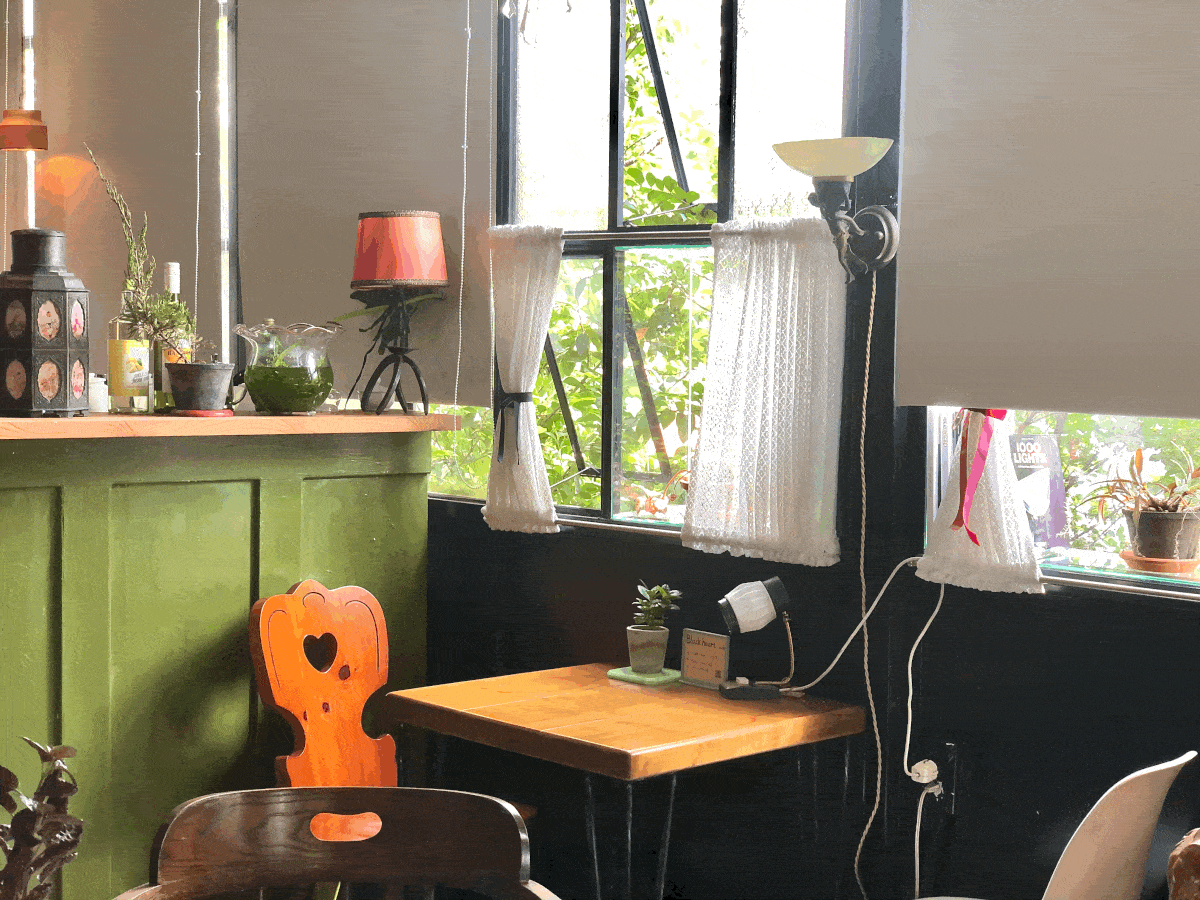 士林社子島的Black Heart Cafe,古董倉庫中遺世獨立的咖啡廳,室內風格明亮繽紛,復古又讓人感到舒服的木質色調 士林社子島的Black Heart Cafe,古董倉庫中遺世獨立的咖啡廳,室內風格明亮繽紛,復古又讓人感到舒服的木質色調