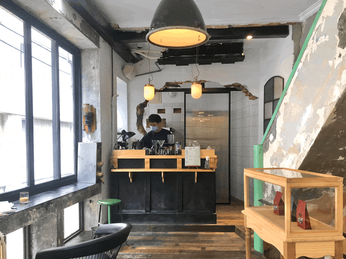 偷閒咖啡 Drop by coffee|販賣手沖咖啡,空間明亮寬敞。一樣有著斑駁的牆面,但增添了些鮮豔的色彩,是讓人心情愉悅的裝潢 偷閒咖啡 Drop by coffee|販賣手沖咖啡,空間明亮寬敞。一樣有著斑駁的牆面,但增添了些鮮豔的色彩,是讓人心情愉悅的裝潢
