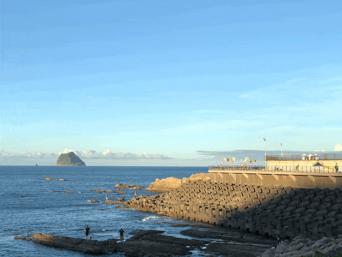 走在基隆外木山海濱步道,感受海風吹拂 走在基隆外木山海濱步道,感受海風吹拂