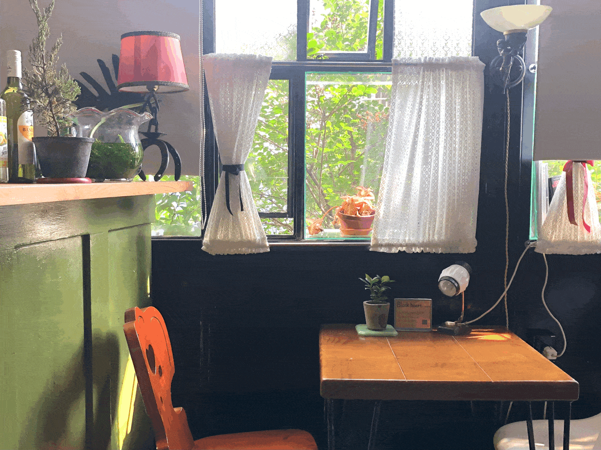 士林社子島的Black Heart Cafe,古董倉庫中遺世獨立的咖啡廳,室內風格明亮繽紛,復古又讓人感到舒服的木質色調,窗邊的位子是曬陽光最好的地方 士林社子島的Black Heart Cafe,古董倉庫中遺世獨立的咖啡廳,室內風格明亮繽紛,復古又讓人感到舒服的木質色調,窗邊的位子是曬陽光最好的地方