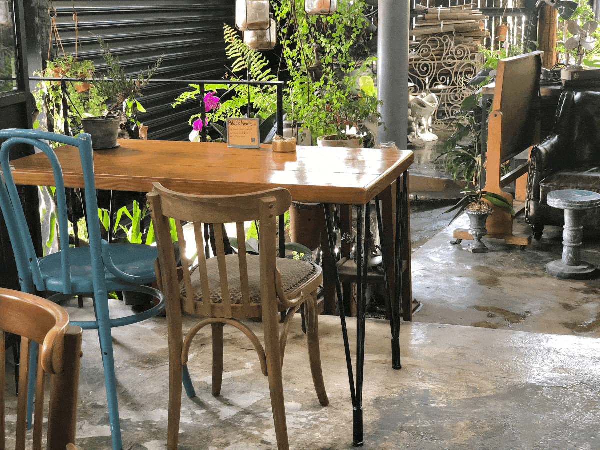 士林社子島的Black Heart Cafe,古董倉庫中遺世獨立的咖啡廳,座位很有叢林風格 士林社子島的Black Heart Cafe,古董倉庫中遺世獨立的咖啡廳,座位很有叢林風格