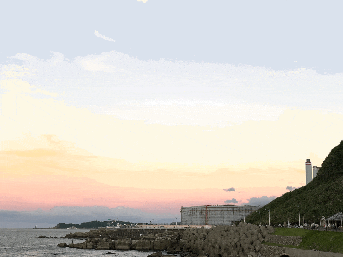 基隆外木山海濱步道,天空染上夕陽溫柔的橘色 基隆外木山海濱步道,天空染上夕陽溫柔的橘色
