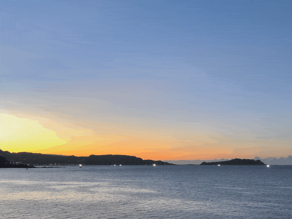 夜晚的基隆外木山海濱步道,夜釣小管的漁船們在海面上閃發亮 夜晚的基隆外木山海濱步道,夜釣小管的漁船們在海面上閃發亮