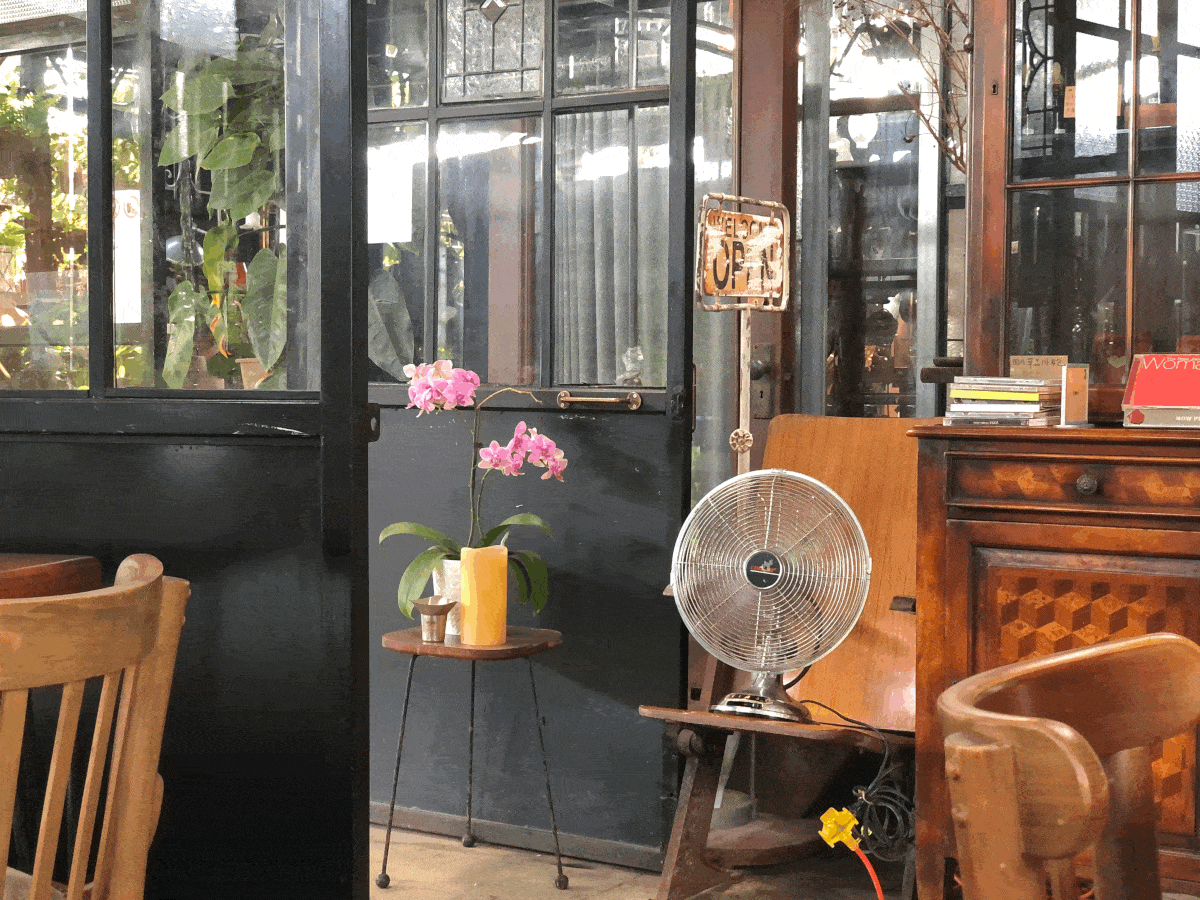 士林社子島的Black Heart Cafe,古董倉庫中遺世獨立的咖啡廳,室內風格明亮繽紛,復古又讓人感到舒服的木質色調 士林社子島的Black Heart Cafe,古董倉庫中遺世獨立的咖啡廳,室內風格明亮繽紛,復古又讓人感到舒服的木質色調