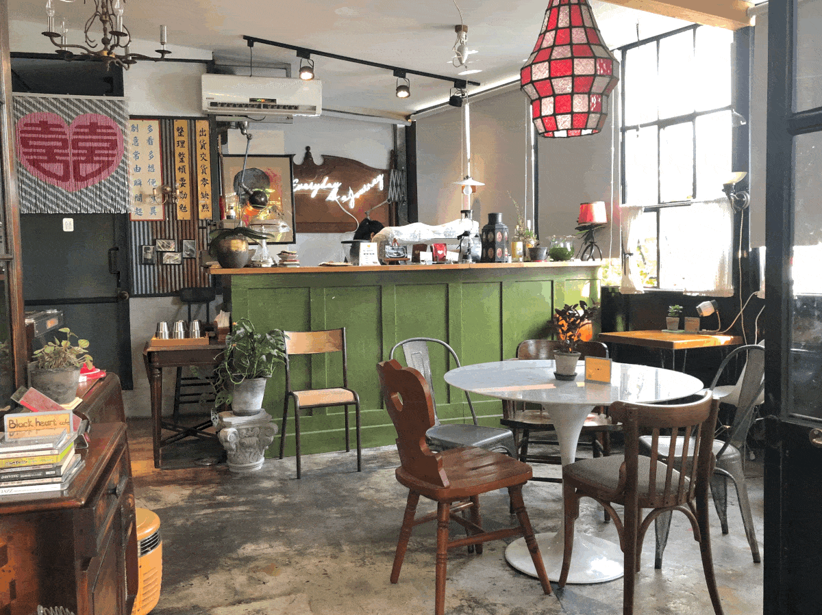 士林社子島的Black Heart Cafe,古董倉庫中遺世獨立的咖啡廳,室內風格明亮繽紛,復古又讓人感到舒服的木質色調 士林社子島的Black Heart Cafe,古董倉庫中遺世獨立的咖啡廳,室內風格明亮繽紛,復古又讓人感到舒服的木質色調