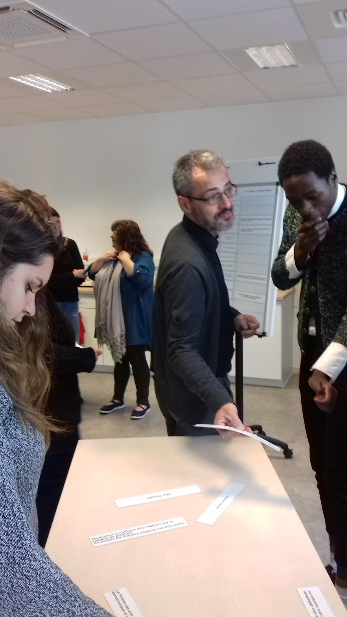 Des stagiaires en pleine réflexion Des stagiaires en pleine réflexion