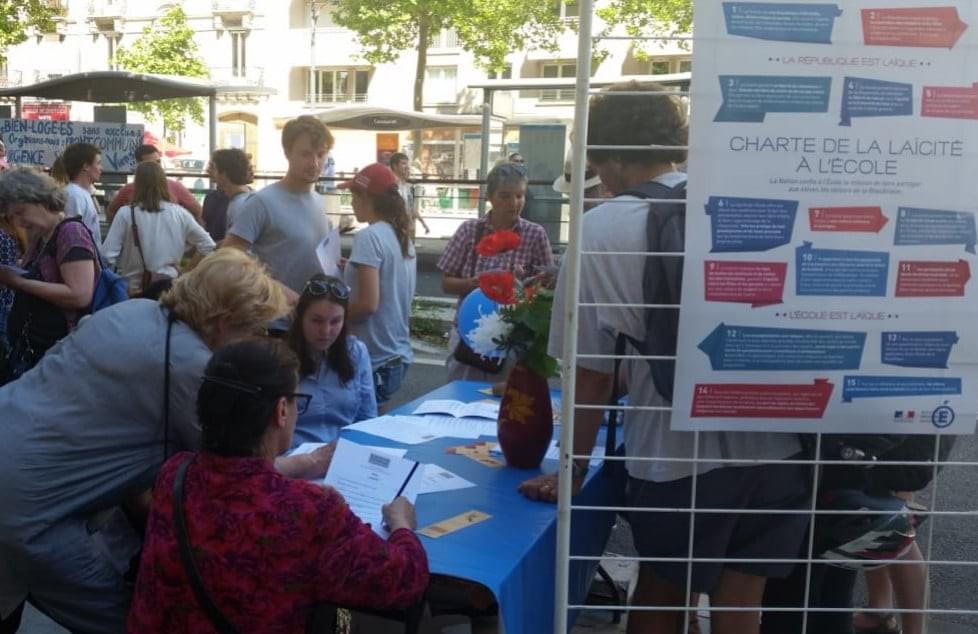 La journée des Tuiles a été l'occasion pour ERE de s'installer dans la rue avec d'autres associations. La journée des Tuiles a été l'occasion pour ERE de s'installer dans la rue avec d'autres associations.