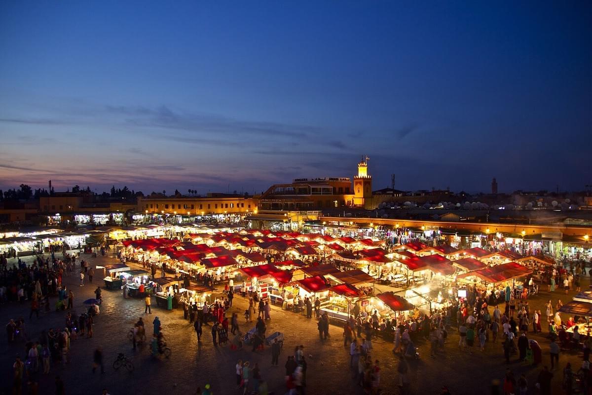 La place Jemaa El Fna en soirée La place Jemaa El Fna en soirée