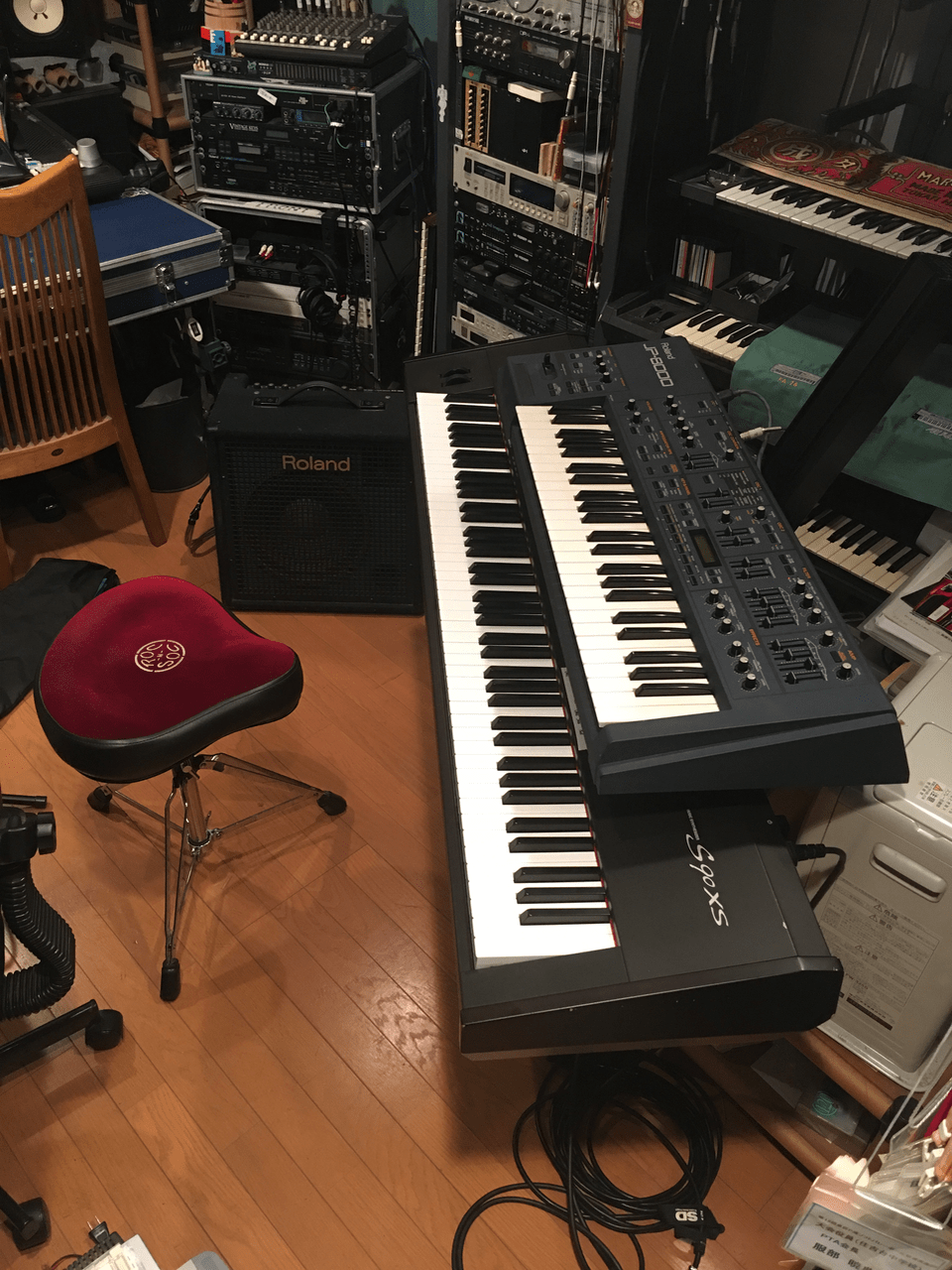 88鍵と49鍵だから、ちょっとアンバランス。音はすべて後ろのキーボードアンプRoland KC-300へモノラルで入力 88鍵と49鍵だから、ちょっとアンバランス。音はすべて後ろのキーボードアンプRoland KC-300へモノラルで入力