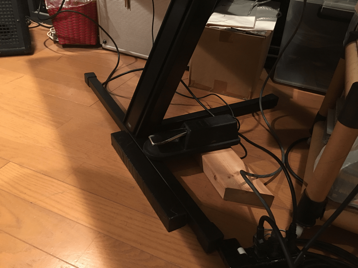 30mmくらい上に置かれるので、踏む右足首にストレスが… 30mmくらい上に置かれるので、踏む右足首にストレスが…