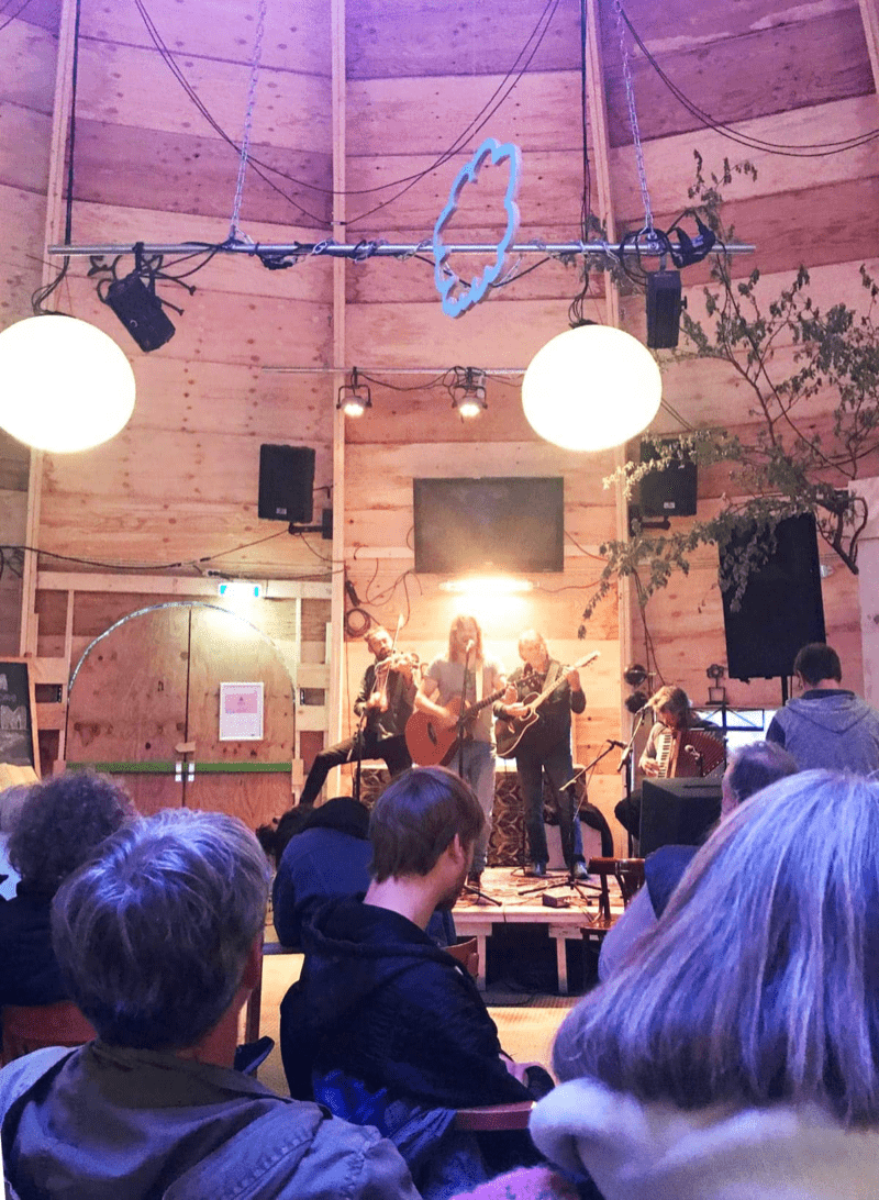 MeM pavyonunda verilen bir konser (Fotoğraf- Ayhan Çelik) MeM pavyonunda verilen bir konser (Fotoğraf- Ayhan Çelik)