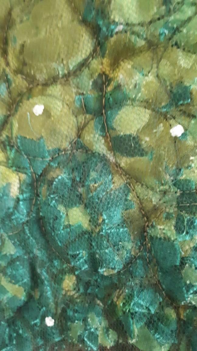 Detalhe das folhas. O que segura os caquinhos é o tule. Transfiguração é o 10° raio imaterial. Detalhe das folhas. O que segura os caquinhos é o tule. Transfiguração é o 10° raio imaterial.