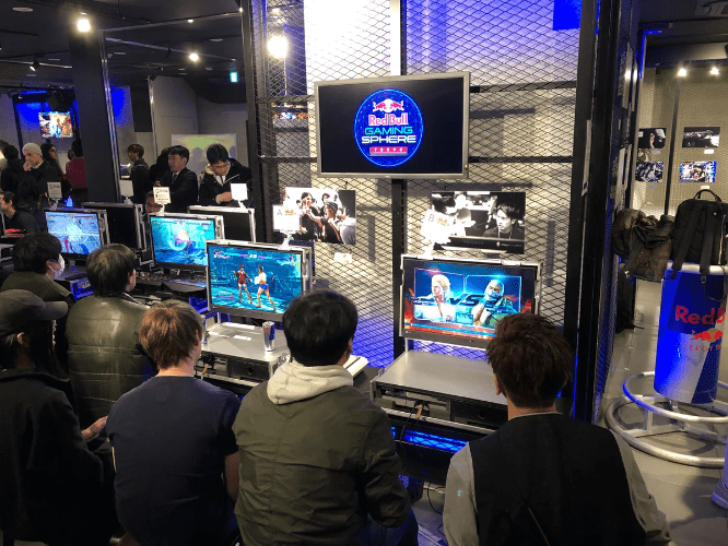 Scenery inside of Red Bull Gaming Sphere Tokyo Nakano. A man middle of them wearing a hoodie is Go Sugiyama. Scenery inside of Red Bull Gaming Sphere Tokyo Nakano. A man middle of them wearing a hoodie is Go Sugiyama.