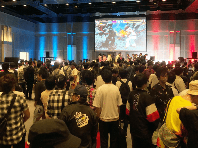 1,000 people gather at the venue. And "TEKKEN" has a culture that makes a yell according to the hit when a fellow decides a series of massive damage attacks called aerial combo. 1,000 people gather at the venue. And "TEKKEN" has a culture that makes a yell according to the hit when a fellow decides a series of massive damage attacks called aerial combo.