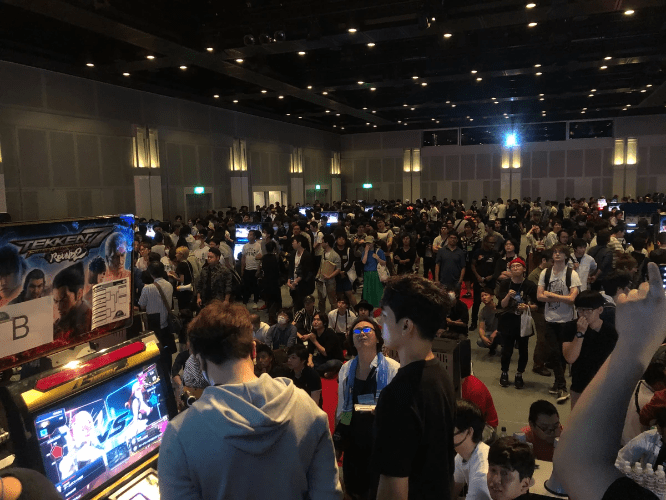 For the Master Cup, we actually play the game using the machines placed in the arcades, we use 20 sets of 40 machines and proceed simultaneously. Two sets of them will be set on the stage called “Danjou (壇上)”. The person in the gray hoodie on the left of the photo is a Korean player KNEE. For the Master Cup, we actually play the game using the machines placed in the arcades, we use 20 sets of 40 machines and proceed simultaneously. Two sets of them will be set on the stage called “Danjou (壇上)”. The person in the gray hoodie on the left of the photo is a Korean player KNEE.