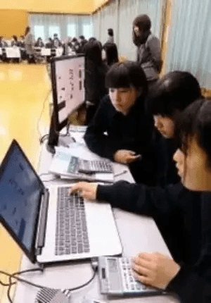 ゲームを通して会社経営を疑似体験する高校生=太子町糸井 ゲームを通して会社経営を疑似体験する高校生=太子町糸井