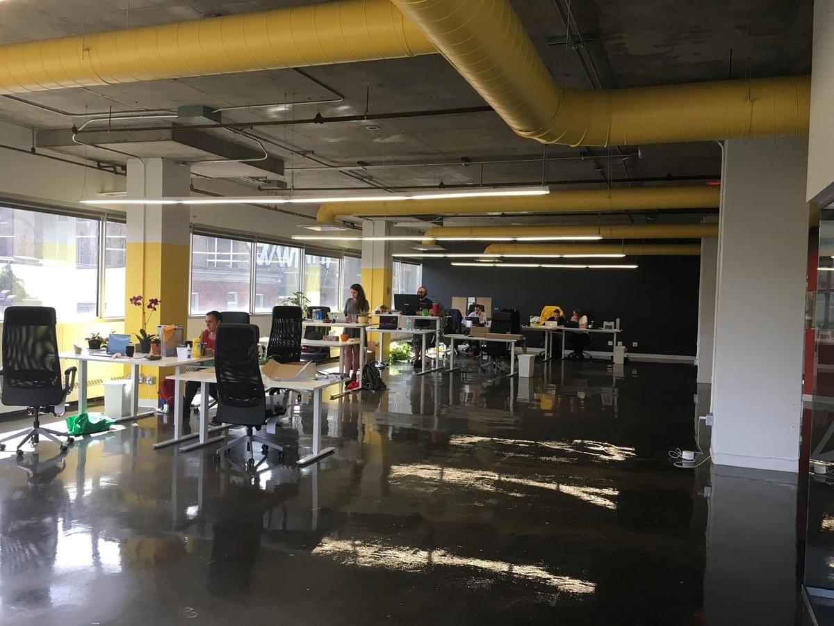 Avoir un espace ouvert nous permet de mieux travailler en équipe. Avoir un espace ouvert nous permet de mieux travailler en équipe.