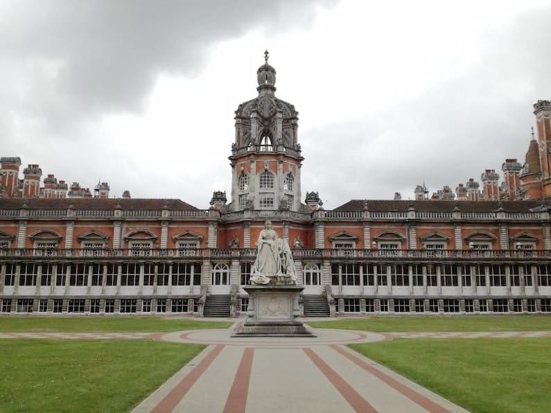 母校ロンドン大学Royal Holloway College、Founders Building中庭にヴィクトリア女王の像 母校ロンドン大学Royal Holloway College、Founders Building中庭にヴィクトリア女王の像
