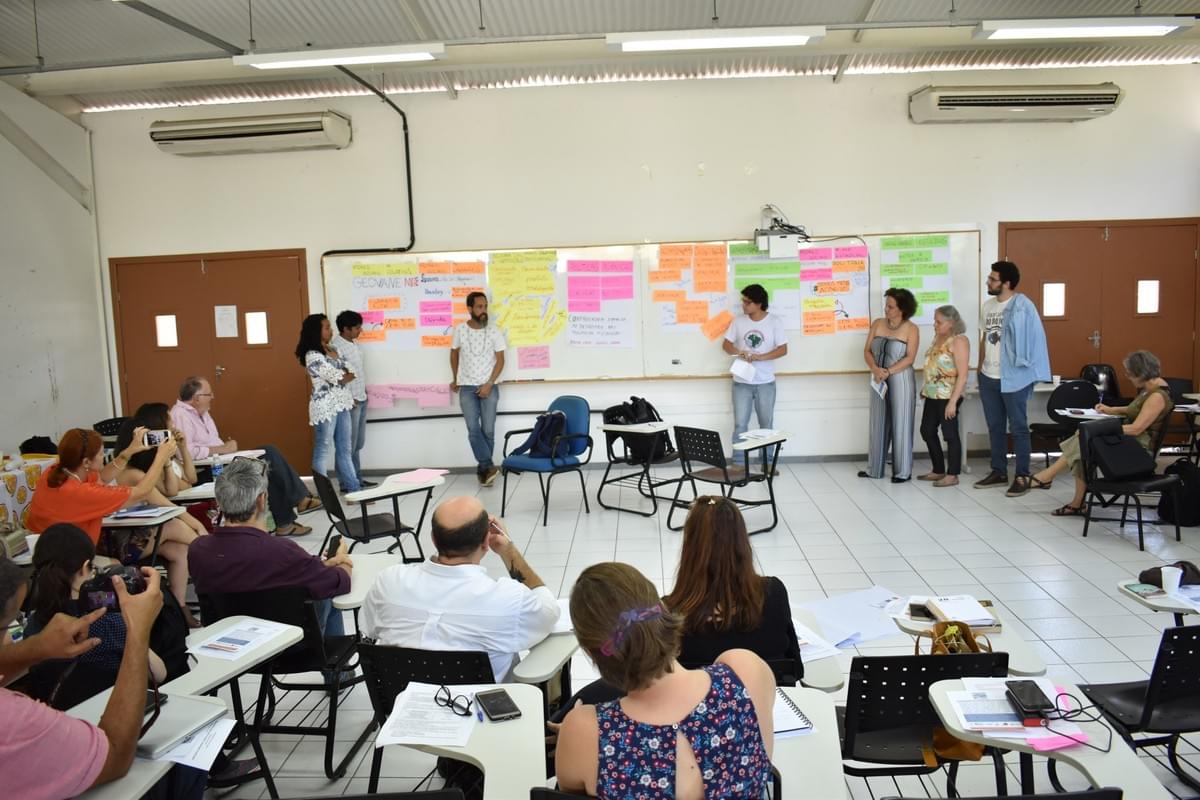 Oficina com atores locais e atingidos. Oficina com atores locais e atingidos.