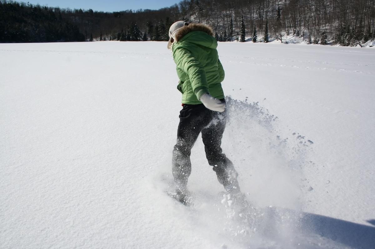 スノーシュー=雪の上を歩く道具 スノーシュー=雪の上を歩く道具