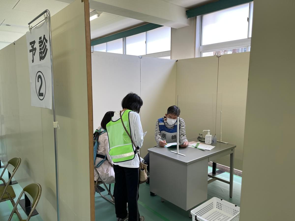 医師問診場面。付き添いの方も入っていただけます。医師役は院長のようで院長ではありません 医師問診場面。付き添いの方も入っていただけます。医師役は院長のようで院長ではありません