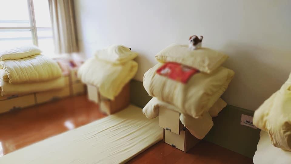 圖說:普台國小的女生宿舍,大通鋪,女兒下學期睡通鋪,帶家裡的小狗狗陪他睡覺 圖說:普台國小的女生宿舍,大通鋪,女兒下學期睡通鋪,帶家裡的小狗狗陪他睡覺