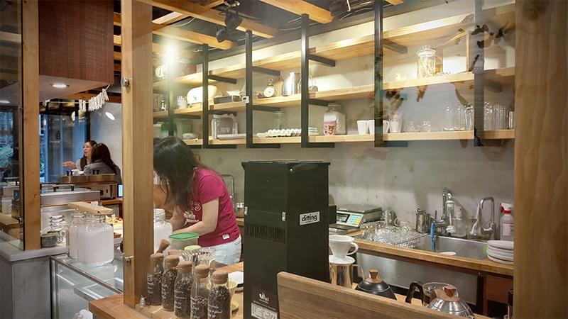 圖:台北│捷運大安站 / KOKU café 榖珈琲─舒芙蕾專賣店。狹長的入口處,可以看到老板/服務人員正在製作舒芙蕾的畫面。 圖:台北│捷運大安站 / KOKU café 榖珈琲─舒芙蕾專賣店。狹長的入口處,可以看到老板/服務人員正在製作舒芙蕾的畫面。