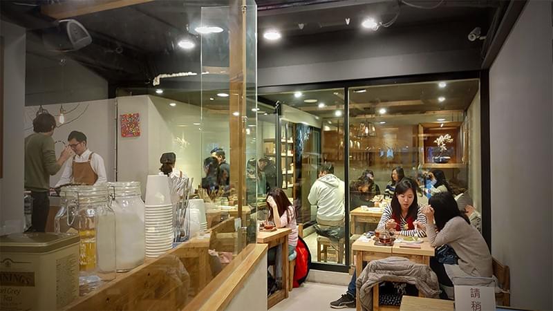 圖:台北│捷運大安站 / KOKU café 榖珈琲─舒芙蕾專賣店。非假日耶,大家都不用上班嗎?我好好奇大家從事什麼行業。 圖:台北│捷運大安站 / KOKU café 榖珈琲─舒芙蕾專賣店。非假日耶,大家都不用上班嗎?我好好奇大家從事什麼行業。