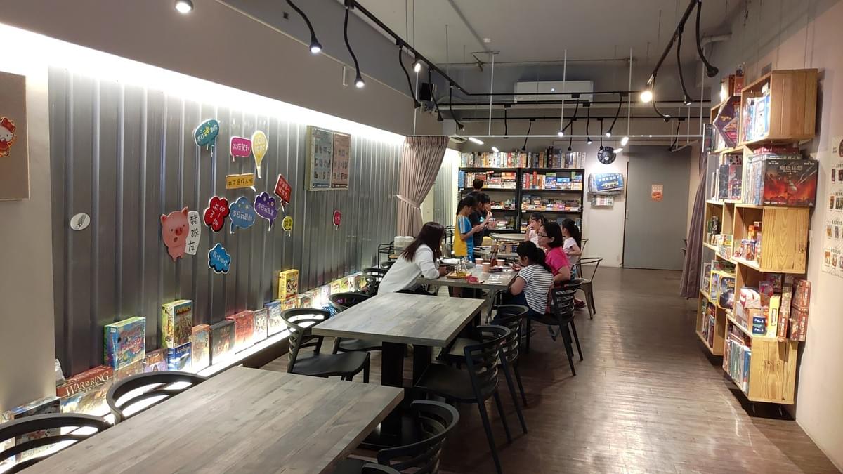 就這裡 桌遊咖啡廳,蘆洲美食餐廳,蘆洲咖啡廳,桌遊銷售,蘋果蛤利雞湯,桌遊店 / 咖啡廳 / 中式餐點 / 美式餐點 / 輕食 / 飲料,椒麻雞,新北市蘆洲區光明路135號 就這裡 桌遊咖啡廳,蘆洲美食餐廳,蘆洲咖啡廳,桌遊銷售,蘋果蛤利雞湯,桌遊店 / 咖啡廳 / 中式餐點 / 美式餐點 / 輕食 / 飲料,椒麻雞,新北市蘆洲區光明路135號