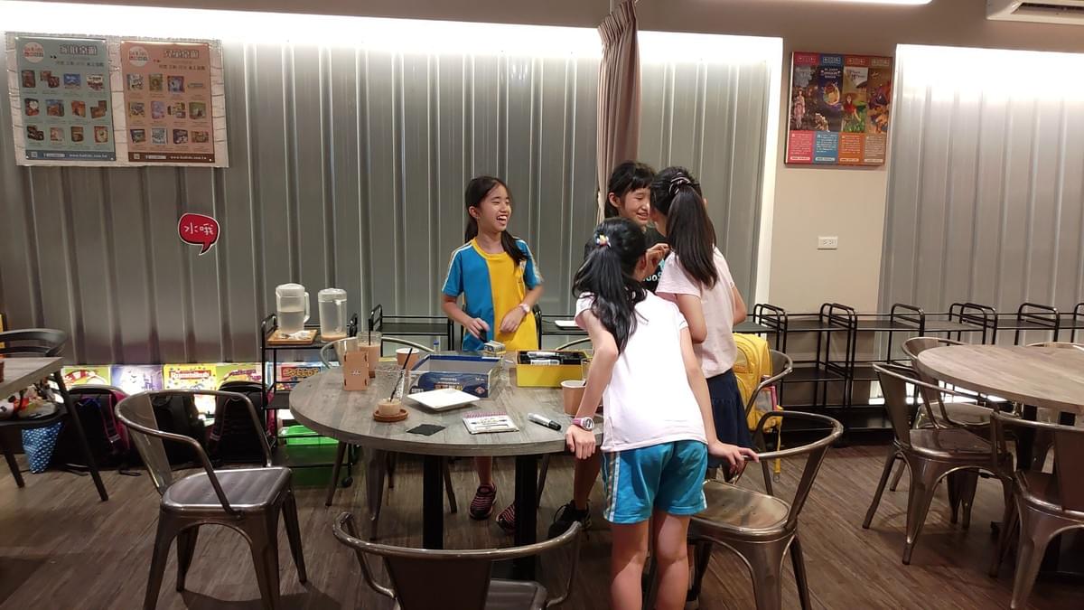 就這裡 桌遊咖啡廳,蘆洲美食餐廳,蘆洲咖啡廳,桌遊銷售,蘋果蛤利雞湯,桌遊店 / 咖啡廳 / 中式餐點 / 美式餐點 / 輕食 / 飲料,椒麻雞,新北市蘆洲區光明路135號 就這裡 桌遊咖啡廳,蘆洲美食餐廳,蘆洲咖啡廳,桌遊銷售,蘋果蛤利雞湯,桌遊店 / 咖啡廳 / 中式餐點 / 美式餐點 / 輕食 / 飲料,椒麻雞,新北市蘆洲區光明路135號