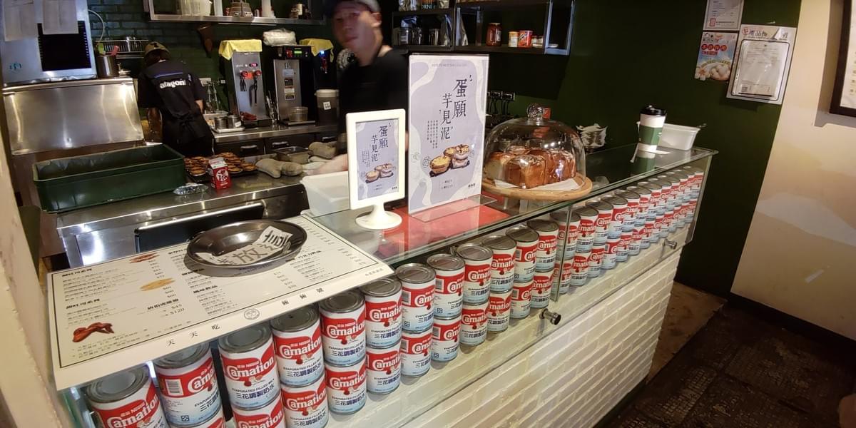 台北│倆倆號 / 台北站前店。東南亞異國風的熱壓吐司專賣店,牽絲牽不停。倆倆號櫃台、煉乳 台北│倆倆號 / 台北站前店。東南亞異國風的熱壓吐司專賣店,牽絲牽不停。倆倆號櫃台、煉乳