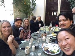 På den brunch som Kulturrådet arrangerande för de svenskar som var på plats i lördags. Bredvid Hanna Falk, till höger: Eric Arellano, producent för Bohuslän big band Från vänster: Jenny Mählqvist, program- och eventhandläggare på Svenska ambassaden i Washington, Gustav Deinoff, konstnärlig ledare och regissör Unga klara, Ulrica Johnson, verksamhetschef Scensverige, Birgit Berndt, danschef NorrlandsOperan, Julia Sundberg, handläggare Kulturrådet. På den brunch som Kulturrådet arrangerande för de svenskar som var på plats i lördags. Bredvid Hanna Falk, till höger: Eric Arellano, producent för Bohuslän big band Från vänster: Jenny Mählqvist, program- och eventhandläggare på Svenska ambassaden i Washington, Gustav Deinoff, konstnärlig ledare och regissör Unga klara, Ulrica Johnson, verksamhetschef Scensverige, Birgit Berndt, danschef NorrlandsOperan, Julia Sundberg, handläggare Kulturrådet.