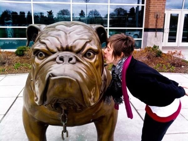 Zag Dena Rosko kissing the bulldog Zag Dena Rosko kissing the bulldog