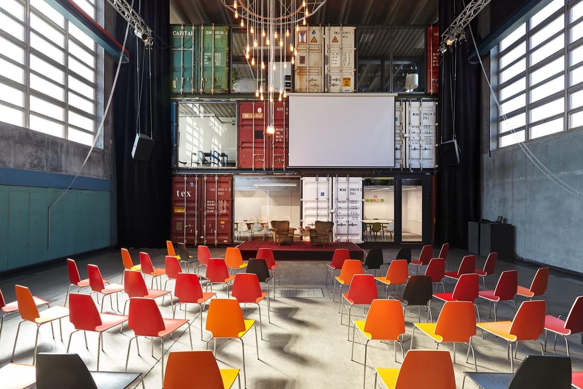 Sicht auf den Containerturm vom Eventspace aus. Sicht auf den Containerturm vom Eventspace aus.