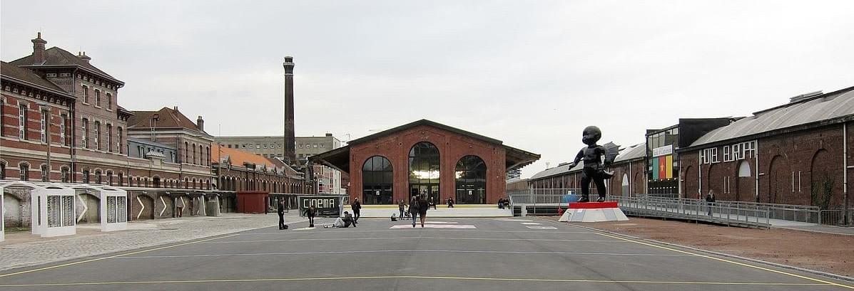 photo panoramique de la gare saint sauveur de lille avec sa cour, sa statue d'ange-démon et ses deux halles couvertes photo panoramique de la gare saint sauveur de lille avec sa cour, sa statue d'ange-démon et ses deux halles couvertes