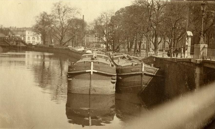 lille photo de prosper capin : pont de la rue de la Barre 9 avril 1933 : des péniches le long de la Façade de l'esplanade de la Citadelle lille photo de prosper capin : pont de la rue de la Barre 9 avril 1933 : des péniches le long de la Façade de l'esplanade de la Citadelle
