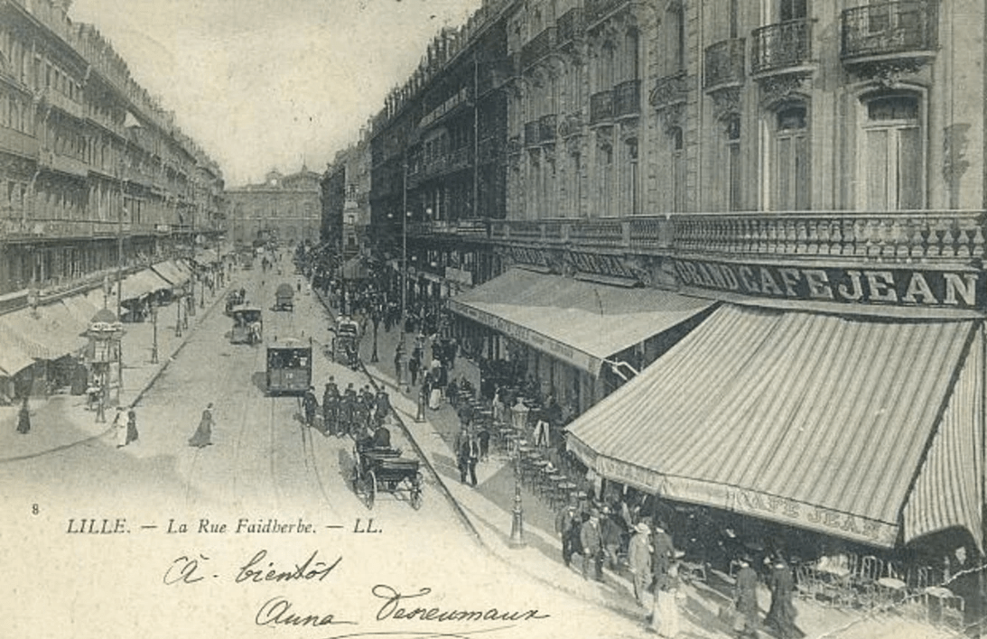 La rue Faidherbe en 1903. A droite, le Grand Café Jean existe depuis 1901 et occupe une grande partie du trottoir. Au fond, la gare Lille Flandres. Au milieu : le tramway de Lille, en service depuis déjà plusieurs années. A gauche : une colonne Morris aujourd'hui disparue La rue Faidherbe en 1903. A droite, le Grand Café Jean existe depuis 1901 et occupe une grande partie du trottoir. Au fond, la gare Lille Flandres. Au milieu : le tramway de Lille, en service depuis déjà plusieurs années. A gauche : une colonne Morris aujourd'hui disparue