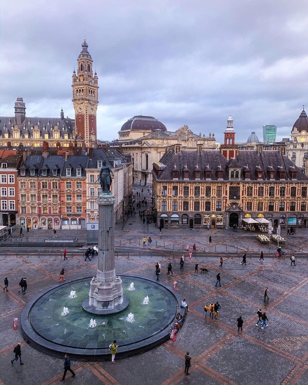 Lille : Une des plus belles vues de la Grand Place se trouve au dernier étage du Furet du Nord Lille : Une des plus belles vues de la Grand Place se trouve au dernier étage du Furet du Nord