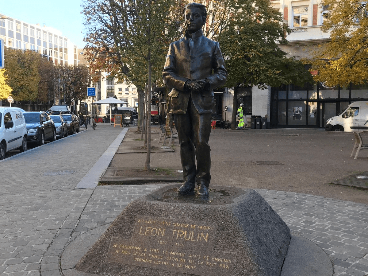 lille leon trulin statue à son effigie sur la rue léon trulin derrière l'opéra lille leon trulin statue à son effigie sur la rue léon trulin derrière l'opéra