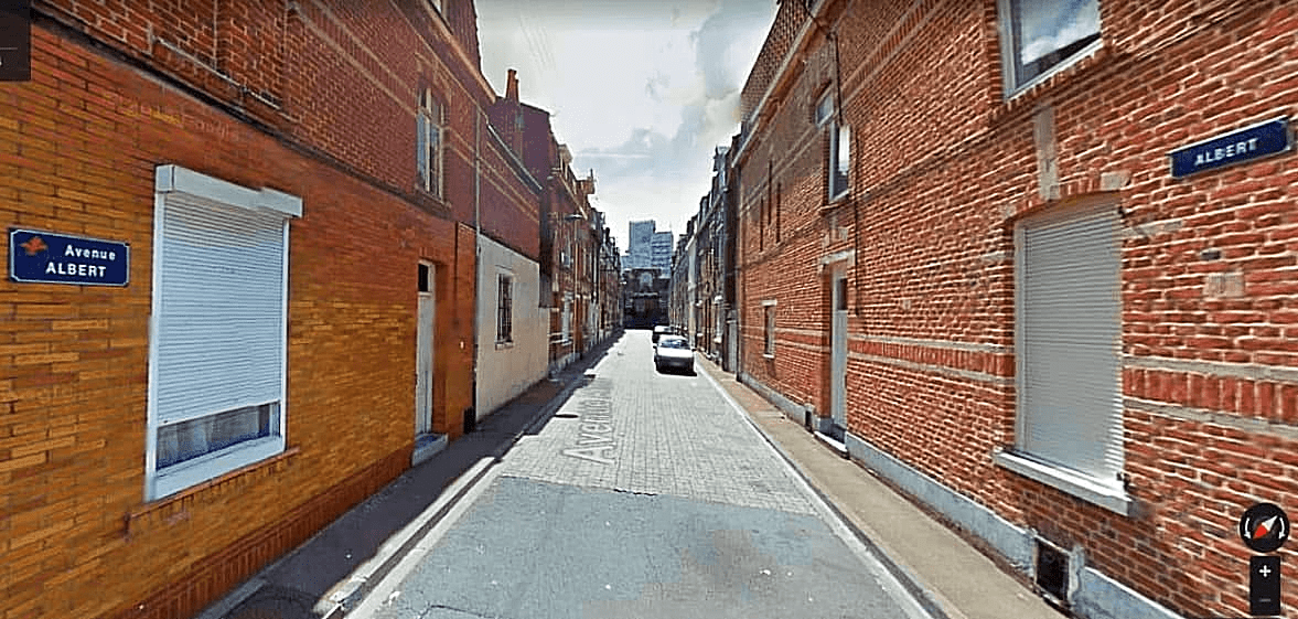 photo intégrale de l'avenue albert à Lille où on voit le mur du fonds constitué par l’ancien four à biscuits et biscottes de « L’Indépendante », une boulangerie industrielle photo intégrale de l'avenue albert à Lille où on voit le mur du fonds constitué par l’ancien four à biscuits et biscottes de « L’Indépendante », une boulangerie industrielle