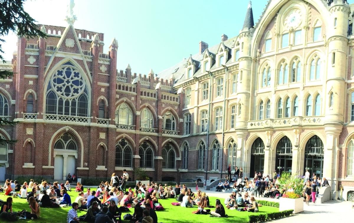 étudiants sur l'herbe de la catho de lille, université catholique étudiants sur l'herbe de la catho de lille, université catholique